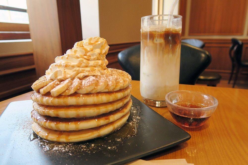 Bánh pancake Banana Republic và cafe latte tại Cafe True Us được thưởng thức trong không gian cổ kính.